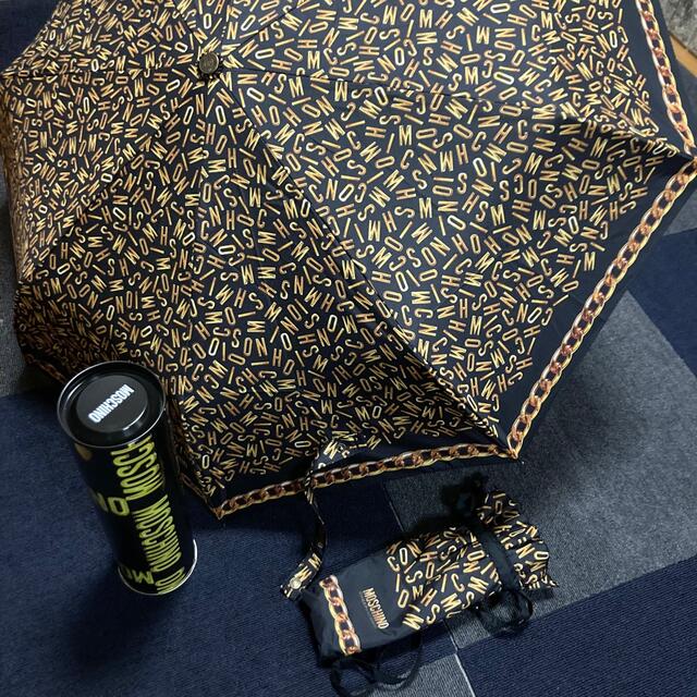 MOSCHINO(モスキーノ)の新品未使用タグ付き正規品 MOSCHINO モスキーノ 折りたたみ傘 黒金 箱付 レディースのファッション小物(傘)の商品写真