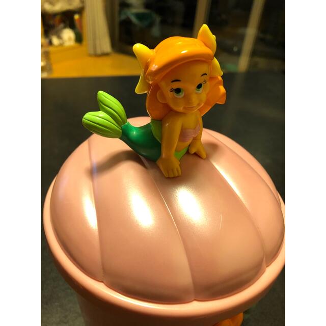 Disney(ディズニー)の【中古✨美品】ベビーアリエル  ペダル付き ペール 小物入れ エンタメ/ホビーのおもちゃ/ぬいぐるみ(キャラクターグッズ)の商品写真