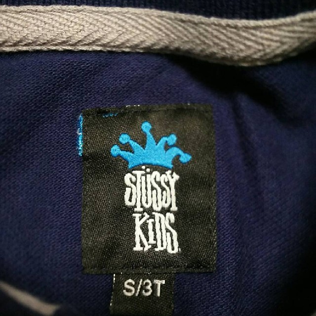 STUSSY(ステューシー)のステューシー半袖ポロシャツSサイズ3T90紺色ネイビー水色シャネルロゴ刺繍キッズ キッズ/ベビー/マタニティのキッズ服男の子用(90cm~)(Tシャツ/カットソー)の商品写真