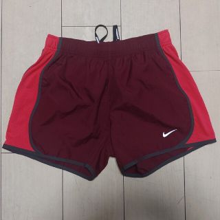 ナイキ(NIKE)の美品　ナイキランニングパンツ　ウィメンズ　Mサイズ　エッジ色　ダークピンク(ショートパンツ)