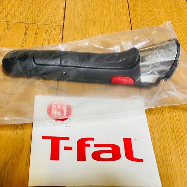 T-fal(ティファール)の新品　ティファール新製品　取っ手 取手　ハンドル　黒　ブラックツヤ消し　1本 インテリア/住まい/日用品のキッチン/食器(鍋/フライパン)の商品写真