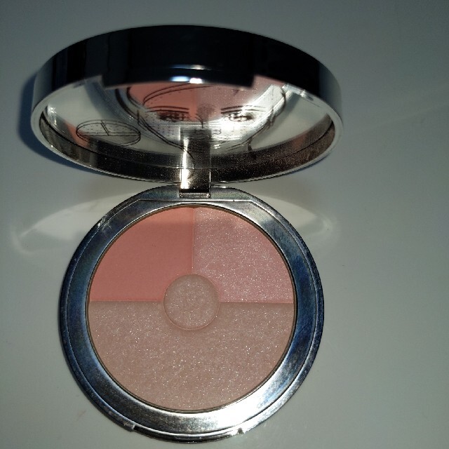 GUERLAIN(ゲラン)のゲラン　メテオリットハートシェイプ コスメ/美容のベースメイク/化粧品(フェイスパウダー)の商品写真