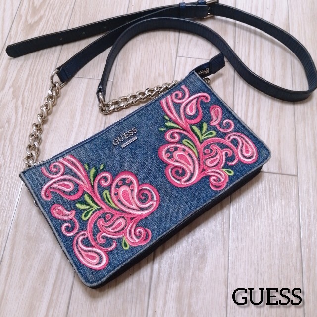 GUESS(ゲス)のゲスデニムショルダーバッグお花刺繍クロコダイル レディースのバッグ(ショルダーバッグ)の商品写真