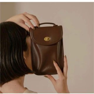 ラウジー(lawgy)のlawgy mini twist shoulder bag brown(ショルダーバッグ)