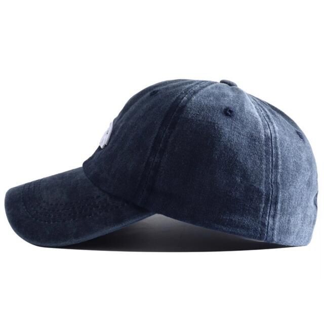 ワンポイントベースボールキャップ　ユニセックス　フリーサイズ　ブラック　新品 レディースの帽子(キャップ)の商品写真