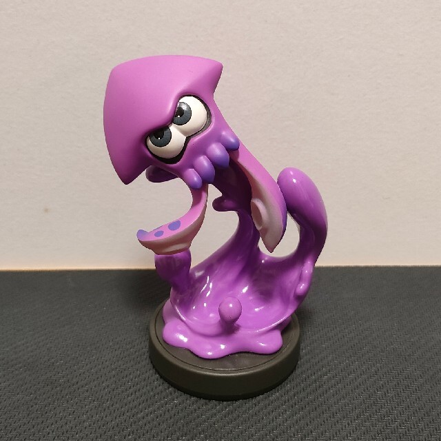 【匿名配送】アミーボ　イカ　ネオンパープル　スプラトゥーン　amiibo エンタメ/ホビーのフィギュア(ゲームキャラクター)の商品写真