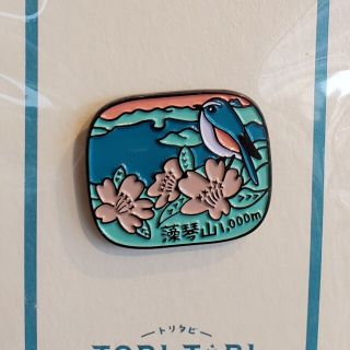 【地域限定ピンバッジ】ルリビタキとチシマザクラ、藻琴山オリジナルバッジ【野鳥】(ノベルティグッズ)