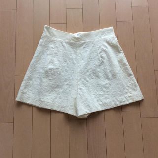 ジーユー(GU)のGU ジーユー ショートパンツ 白 新品未使用(ショートパンツ)