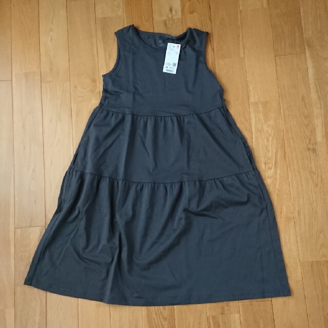 UNIQLO(ユニクロ)のユニクロ GIRLS ティアードワンピース 140 グレー キッズ/ベビー/マタニティのキッズ服女の子用(90cm~)(ワンピース)の商品写真