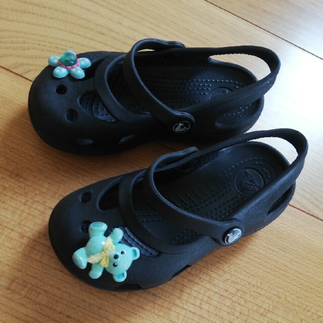 crocs(クロックス)のcrocsクロックスキッズ防水サンダルブラック キッズ/ベビー/マタニティのキッズ靴/シューズ(15cm~)(サンダル)の商品写真