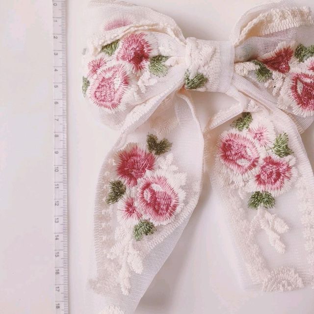 バレッタ✿ヘアアクセサリー✿ビッグリボン✿花刺繍✿ホワイト✿ピンク✿レース✿韓国 レディースのヘアアクセサリー(バレッタ/ヘアクリップ)の商品写真