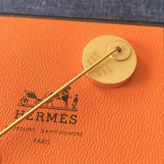 エルメス　HERMES バッジ　バッヂ　ブローチ　シェーヌダンクル　オレンジ新品