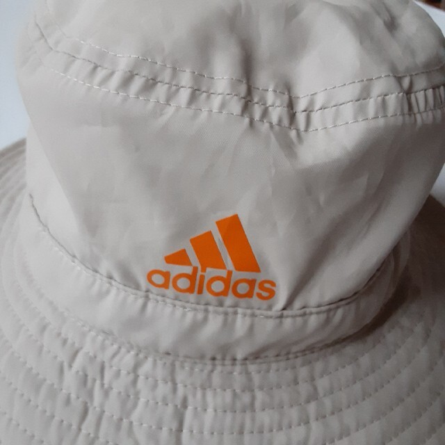 adidas(アディダス)のキッズ　アディダス　ハット　ベージュ　内寸52㎝　ポリエステル100% キッズ/ベビー/マタニティのこども用ファッション小物(帽子)の商品写真