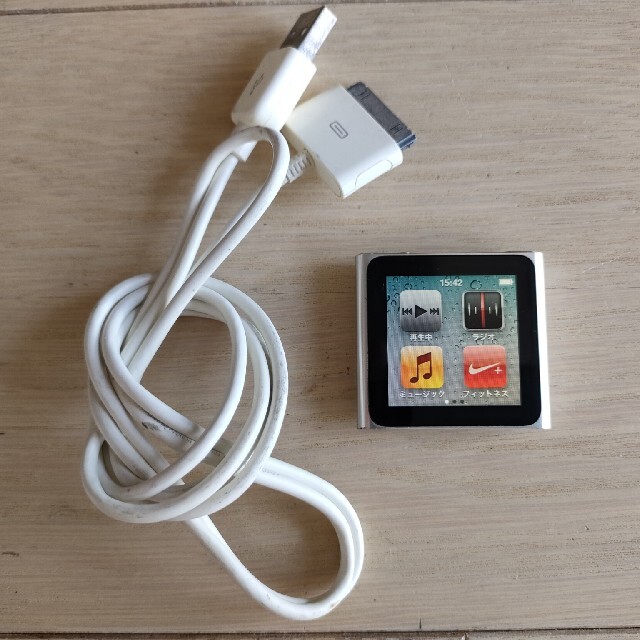 iPod(アイポッド)のiPod nano 第6世代 8G シルバー　MC525LL スマホ/家電/カメラのオーディオ機器(ポータブルプレーヤー)の商品写真