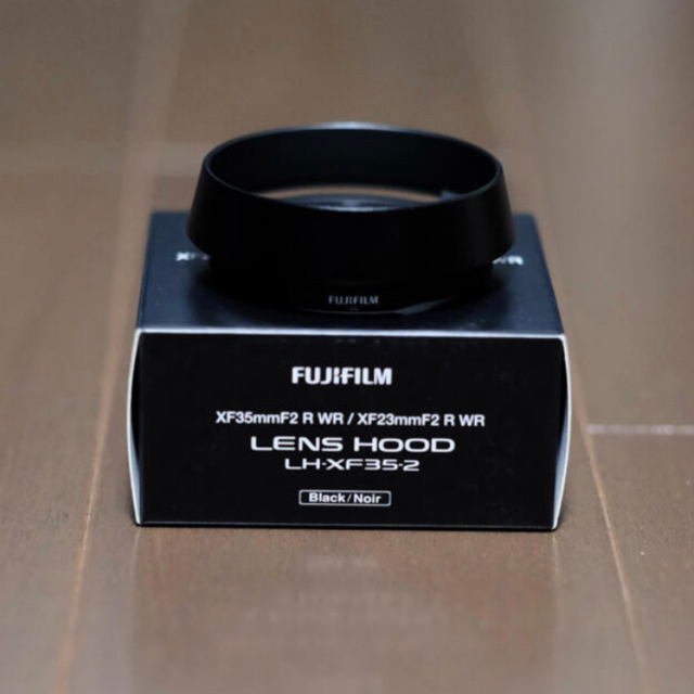 富士フイルム(フジフイルム)の富士フィルム FUJIFILM レンズフード LH-XF35-2 ブラック スマホ/家電/カメラのカメラ(レンズ(単焦点))の商品写真