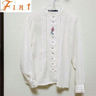 フィント(F i.n.t)の【半額】Fi.n.t ローズ刺繍スタンドカラー長袖ブラウス（定価 6600＋税）(シャツ/ブラウス(長袖/七分))