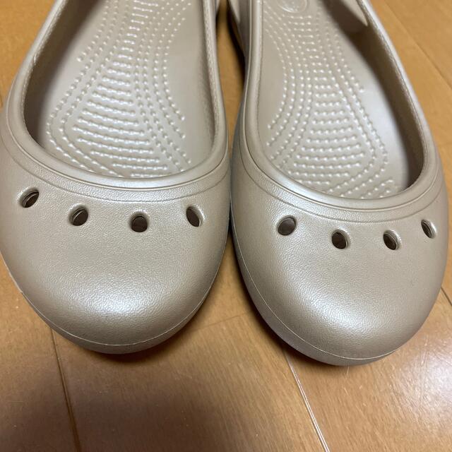 crocs(クロックス)のクロックス　美品　サンダル　ゴールド レディースの靴/シューズ(サンダル)の商品写真