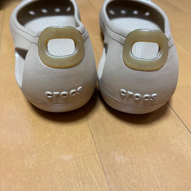 crocs(クロックス)のクロックス　美品　サンダル　ゴールド レディースの靴/シューズ(サンダル)の商品写真