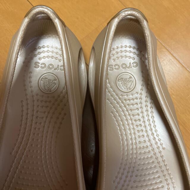 crocs(クロックス)のクロックス　美品　サンダル　ゴールド レディースの靴/シューズ(サンダル)の商品写真