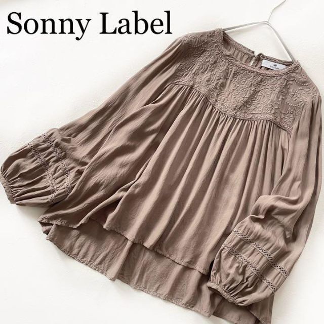 Sonny Label(サニーレーベル)のアーバンリサーチサニーレーベル　レース切替スタンドカラーブラウス　刺繍　ブラウン レディースのトップス(シャツ/ブラウス(長袖/七分))の商品写真