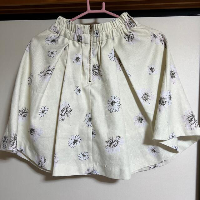 NICE CLAUP(ナイスクラップ)のクリーム色の花柄キュロット レディースのスカート(ひざ丈スカート)の商品写真