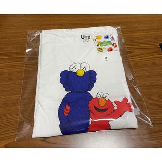 Mサイズ UNIQLO KAWS ユニクロ カウズ セサミストリート Tシャツ(Tシャツ/カットソー(半袖/袖なし))