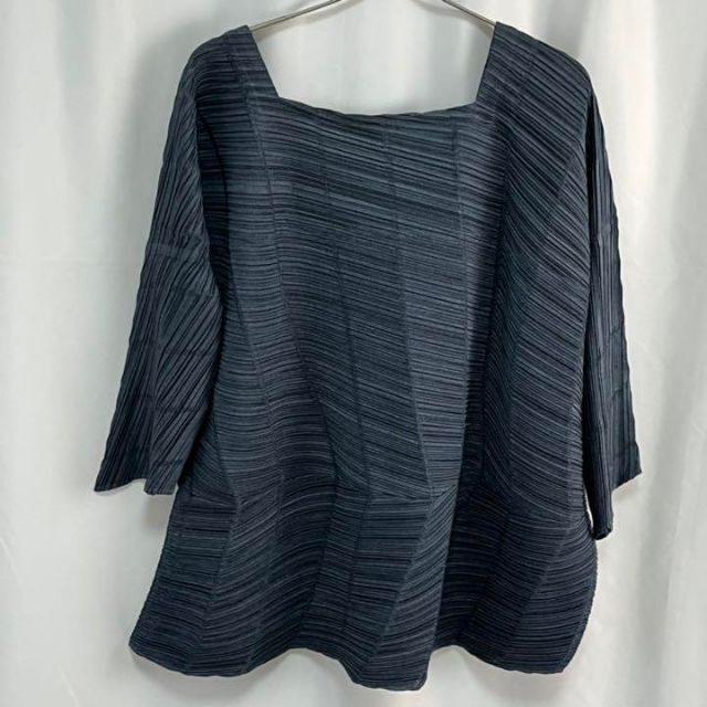 PLEATS PLEASE ISSEY MIYAKE(プリーツプリーズイッセイミヤケ)の【極美品】16aw PLEATS PLEASE 変形 横プリーツ チュニック レディースのトップス(チュニック)の商品写真