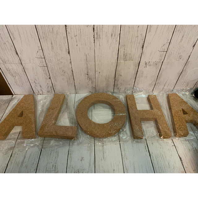 Urban Outfitters(アーバンアウトフィッターズ)のUrban outfitters コルクディスプレイ　ALOHA アロハ　6文字 インテリア/住まい/日用品のインテリア小物(ウェルカムボード)の商品写真