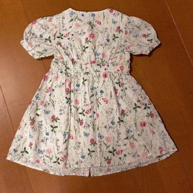 BeBe(ベベ)のBeBe フラワープリントワンピース キッズ/ベビー/マタニティのキッズ服女の子用(90cm~)(ワンピース)の商品写真