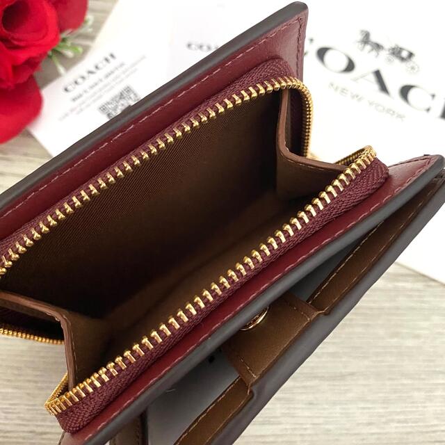 COACH - 《新品》COACH カーキ シグネチャー 花柄 レザー 折り財布の