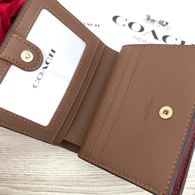 COACH - 《新品》COACH カーキ シグネチャー 花柄 レザー 折り財布の