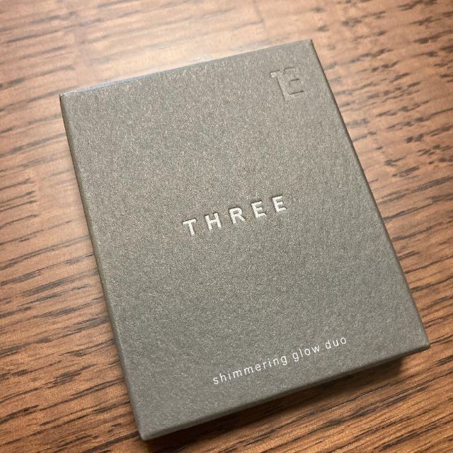 THREE(スリー)の【新品✨未使用】THREE シマリング　グロー　デュオ　01 コスメ/美容のベースメイク/化粧品(パウダーアイブロウ)の商品写真