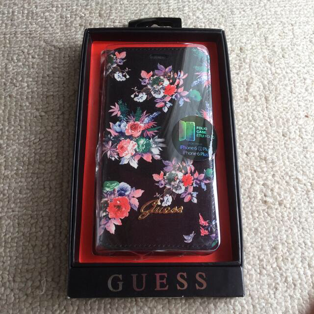 GUESS(ゲス)のCG MOBILE 花柄手帳型ケース GUFLBKP6LFPRBK スマホ/家電/カメラのスマホアクセサリー(モバイルケース/カバー)の商品写真