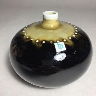 ハクサントウキ(白山陶器)のP-954白山陶器 丸くてころんとした一輪挿し(花瓶)
