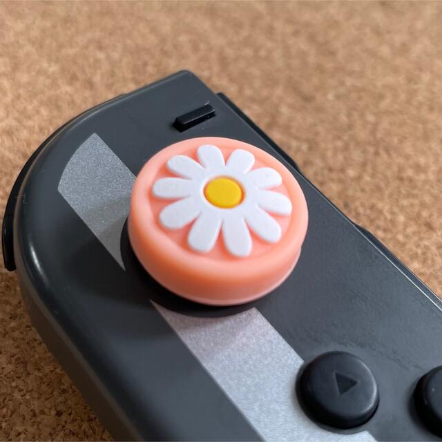 Nintendo Switch(ニンテンドースイッチ)のお花　Switch　スイッチ　ジョイコン　スティックカバー　オレンジ　2個セット エンタメ/ホビーのゲームソフト/ゲーム機本体(その他)の商品写真