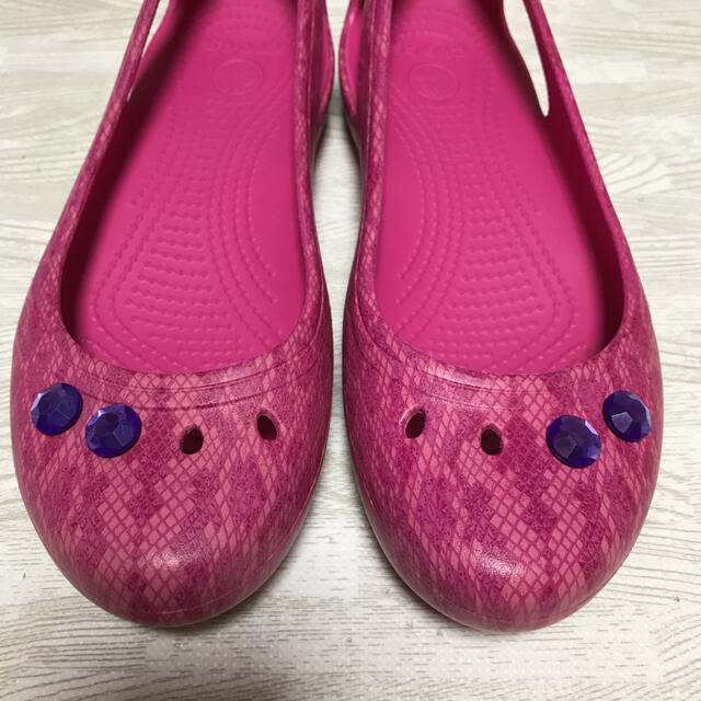 crocs(クロックス)のクロックス   カディ フラット　W8    パイソン柄　ピンク　ジビッツ付き レディースの靴/シューズ(サンダル)の商品写真