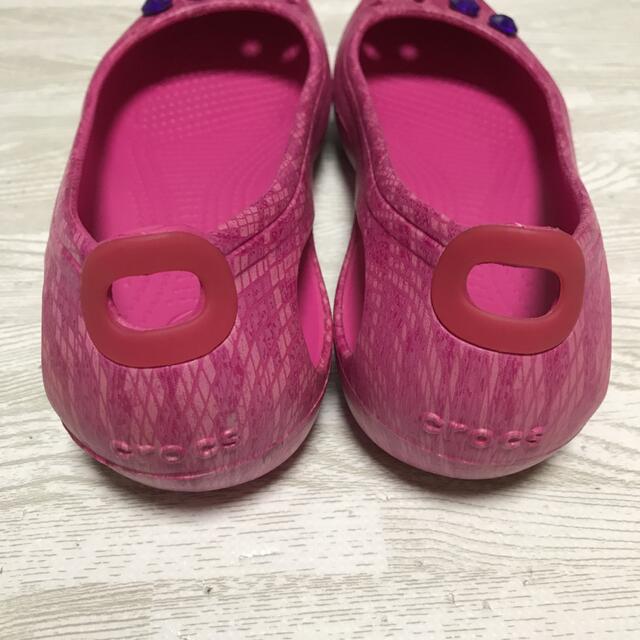 crocs(クロックス)のクロックス   カディ フラット　W8    パイソン柄　ピンク　ジビッツ付き レディースの靴/シューズ(サンダル)の商品写真