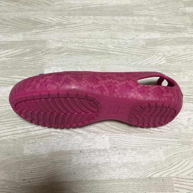 crocs(クロックス)のクロックス   カディ フラット　W8    パイソン柄　ピンク　ジビッツ付き レディースの靴/シューズ(サンダル)の商品写真