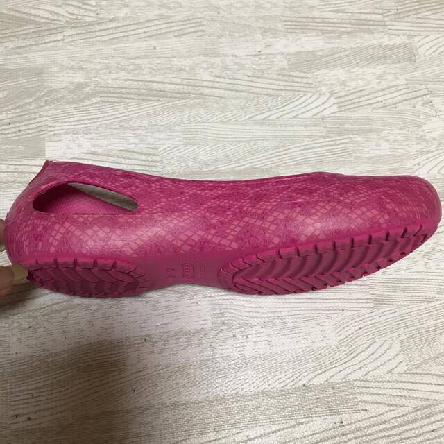 crocs(クロックス)のクロックス   カディ フラット　W8    パイソン柄　ピンク　ジビッツ付き レディースの靴/シューズ(サンダル)の商品写真