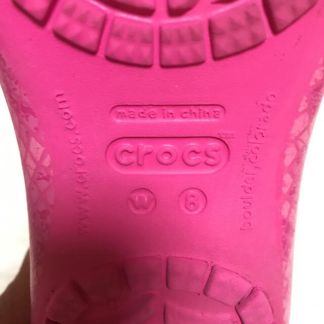 crocs(クロックス)のクロックス   カディ フラット　W8    パイソン柄　ピンク　ジビッツ付き レディースの靴/シューズ(サンダル)の商品写真