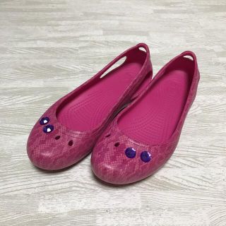 クロックス(crocs)のクロックス   カディ フラット　W8    パイソン柄　ピンク　ジビッツ付き(サンダル)