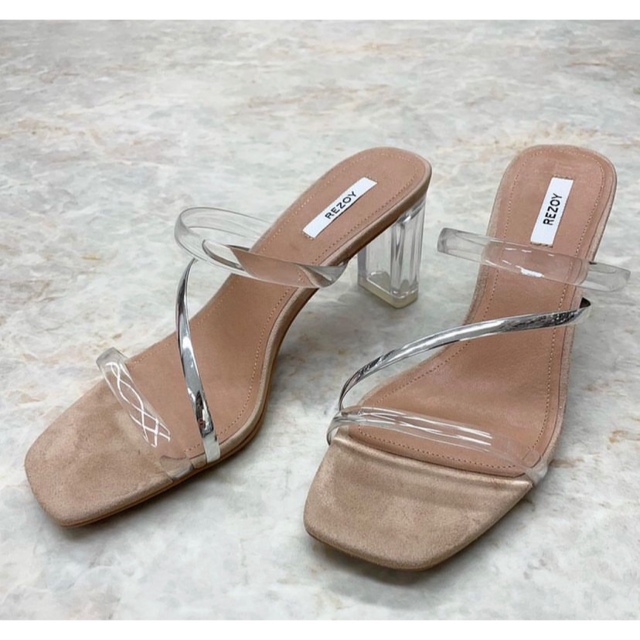 REZOY(リゾイ)の新品・未使用　REZOY クリア×メタルラインストラップ　サンダル レディースの靴/シューズ(サンダル)の商品写真