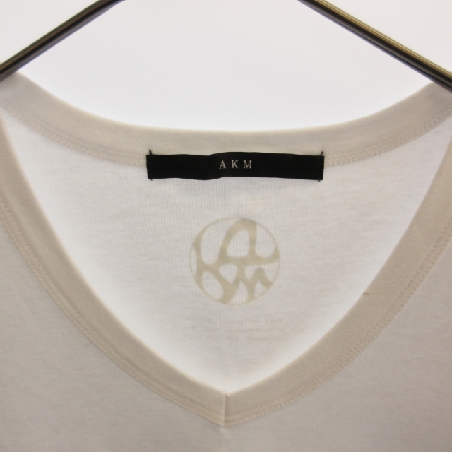 AKM(エイケイエム)のAKM エーケーエム フロントロゴ VネックTシャツ ホワイト AHT003 メンズのトップス(Tシャツ/カットソー(七分/長袖))の商品写真