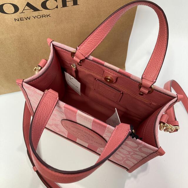 COACH - COACH デンプシー トート 22 シグネチャージャカード ピンク