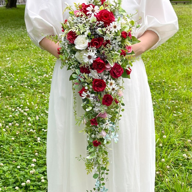 赤と白の小花いっぱいキャスケードブーケ〈ブートニア付き〉ブートニア