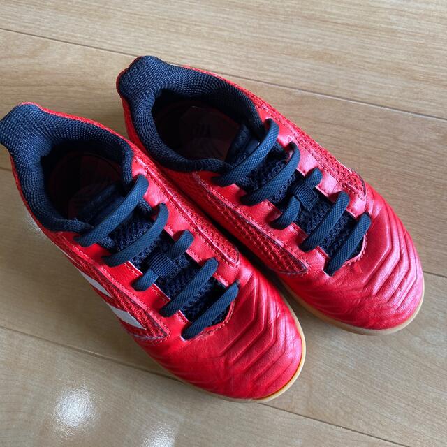 adidas(アディダス)のサッカー　フットサル　室内用　シューズ　キッズ　赤　18.5 adidas スポーツ/アウトドアのサッカー/フットサル(その他)の商品写真
