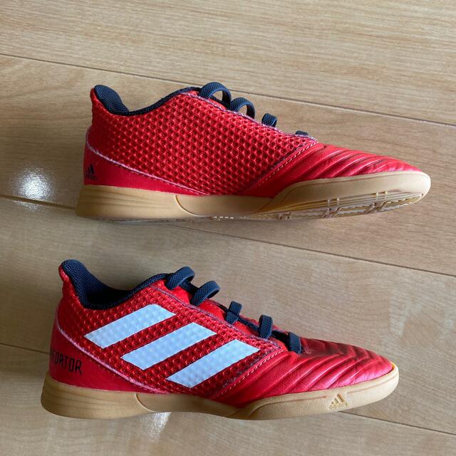 adidas(アディダス)のサッカー　フットサル　室内用　シューズ　キッズ　赤　18.5 adidas スポーツ/アウトドアのサッカー/フットサル(その他)の商品写真