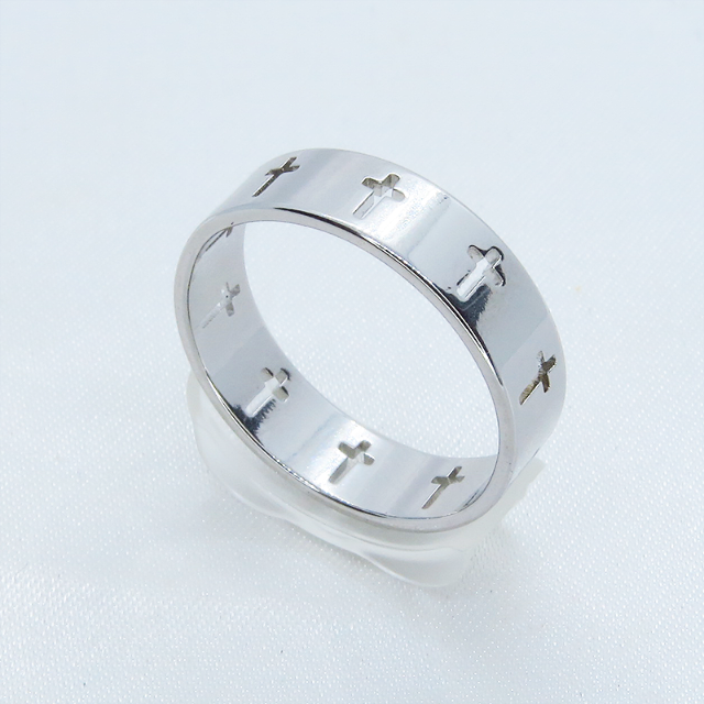 ステンレス製 ロザリオ（十字架）が浮き上がるスマートなリング 指輪 シルバーカラ メンズのアクセサリー(リング(指輪))の商品写真