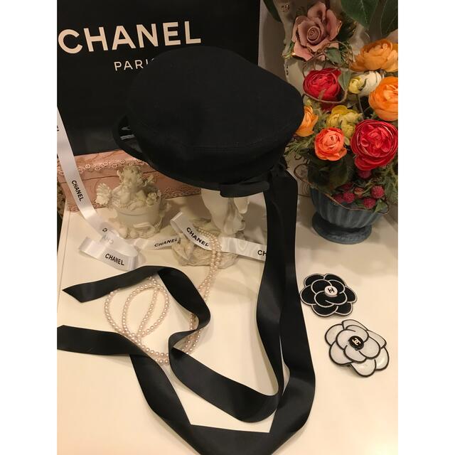 CHANEL(シャネル)の希少 CHANEL ハンブルグライン黒サテンロングリボン付 キャスケット18A レディースの帽子(キャスケット)の商品写真