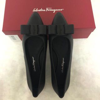 サルヴァトーレフェラガモ(Salvatore Ferragamo)のれれれ様専用　新品　黒フェラガモ　フラット　パンプス　VIVA 24.5(ハイヒール/パンプス)